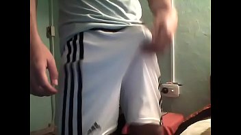 Me manoseo la pija en short